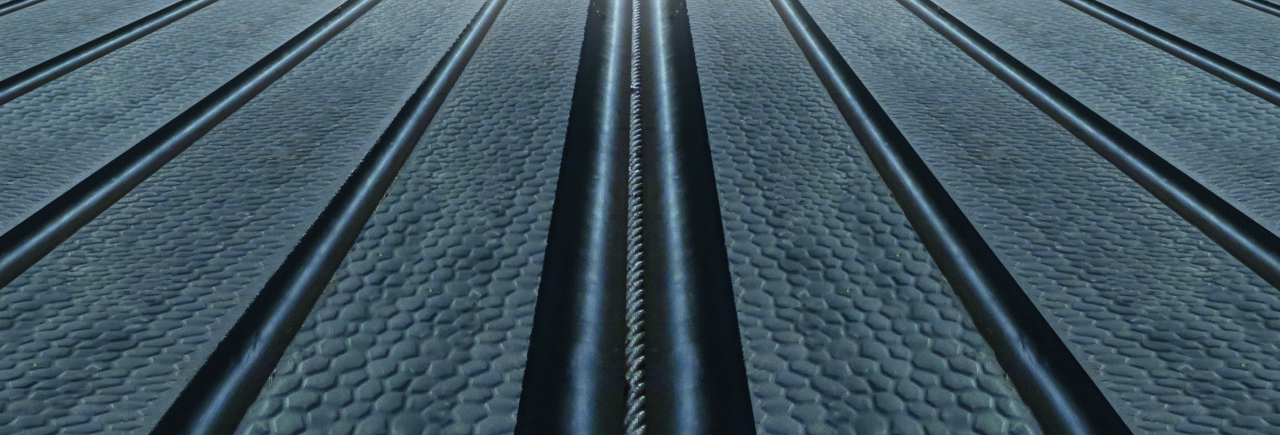 Laufgangbelag N26 ALLEY. Rinnen und Hammerschlagprofil sind sichtbar.