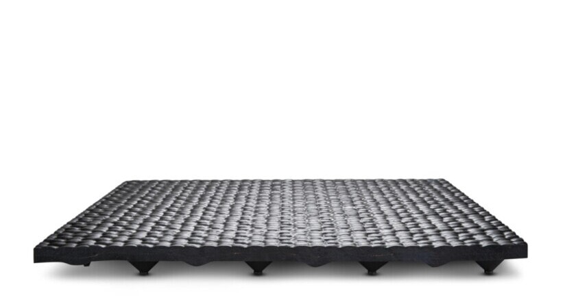 Komfortbelag N33 von Huber Technik Frontansicht. Hammerschlagprofil und Noppen sind sichtbar.